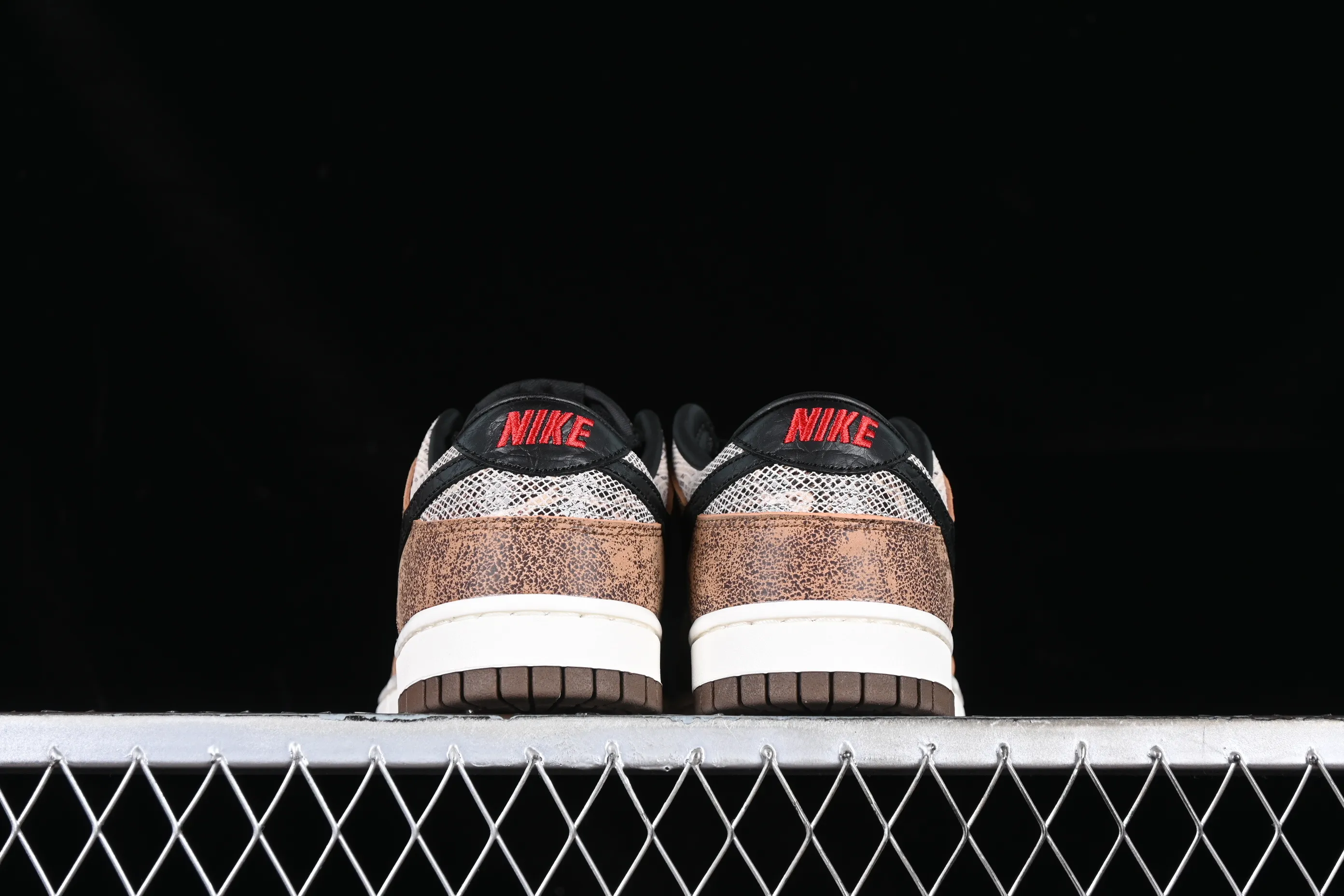 All categories Nk SB Dunk series Nk SB Dunk Low low-top sneakers Nk Dunk Low limited edition snake pattern mocha SB low-top casual skateboard shoes FJ5434-120